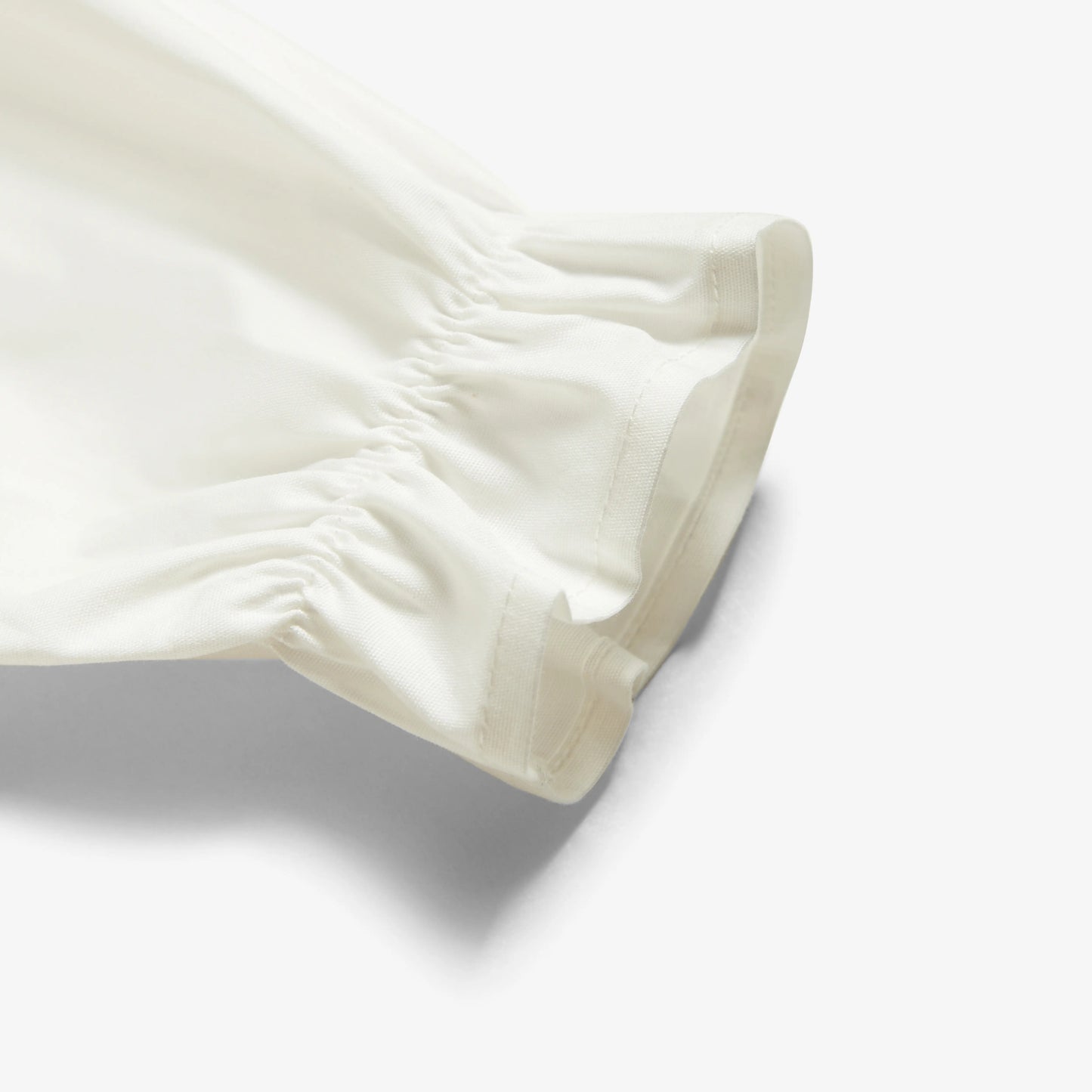 Mädchenbluse aus Baumwolle mit feiner Bordüre